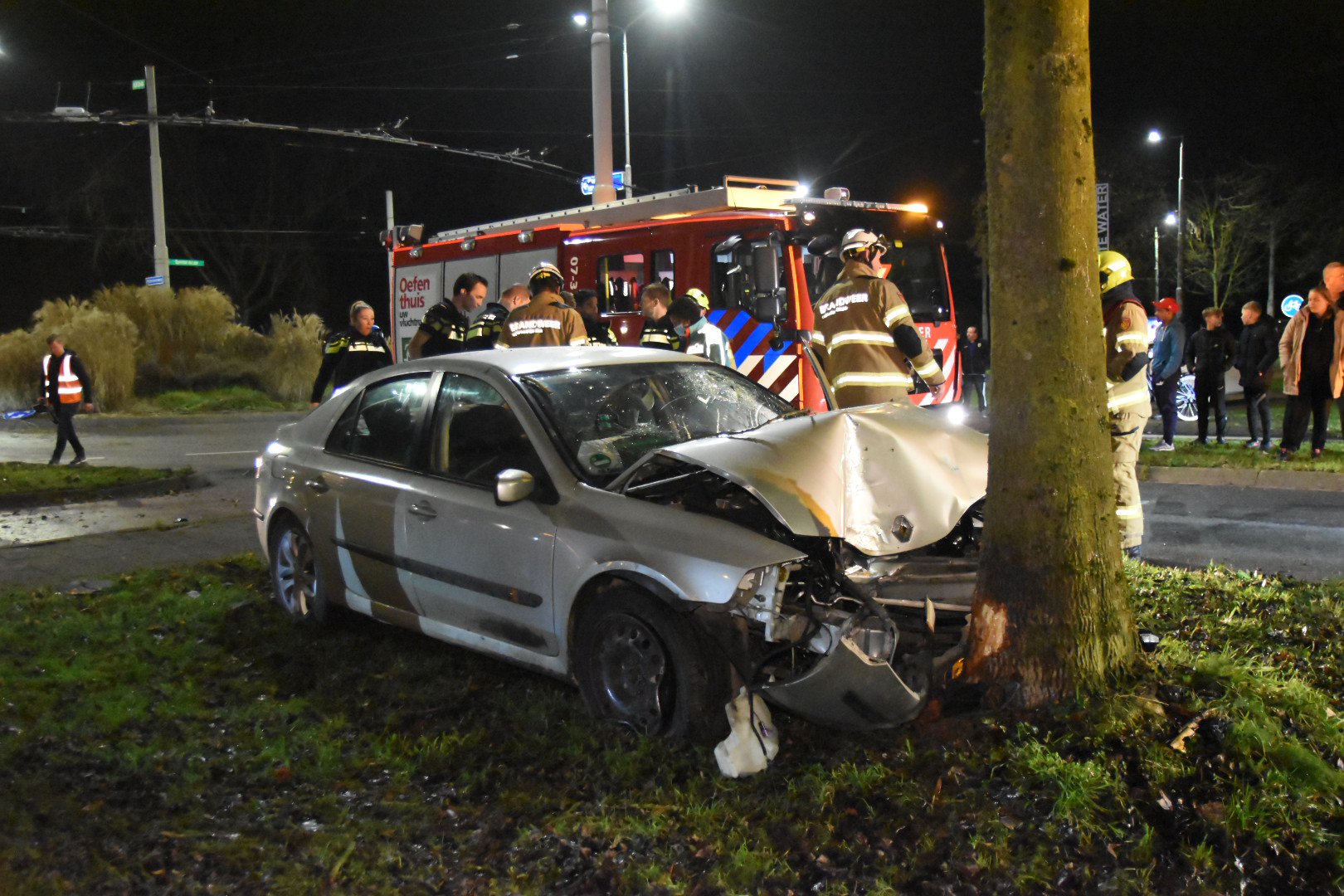 Bestuurder gewond na harde crash tegen boom in Arnhem