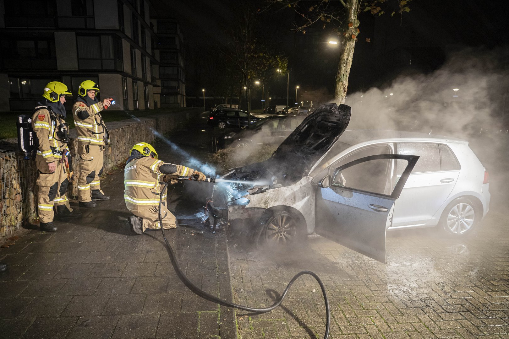 Auto verwoest door nachtelijke brand in Arnhem