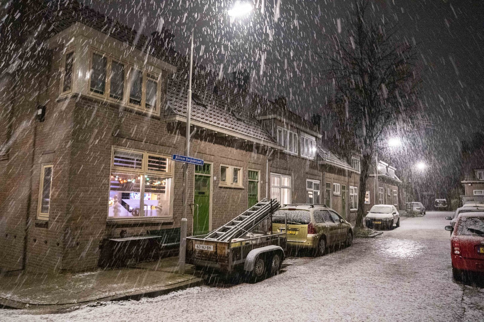Sneeuw bedekt Arnhem onder witte laag