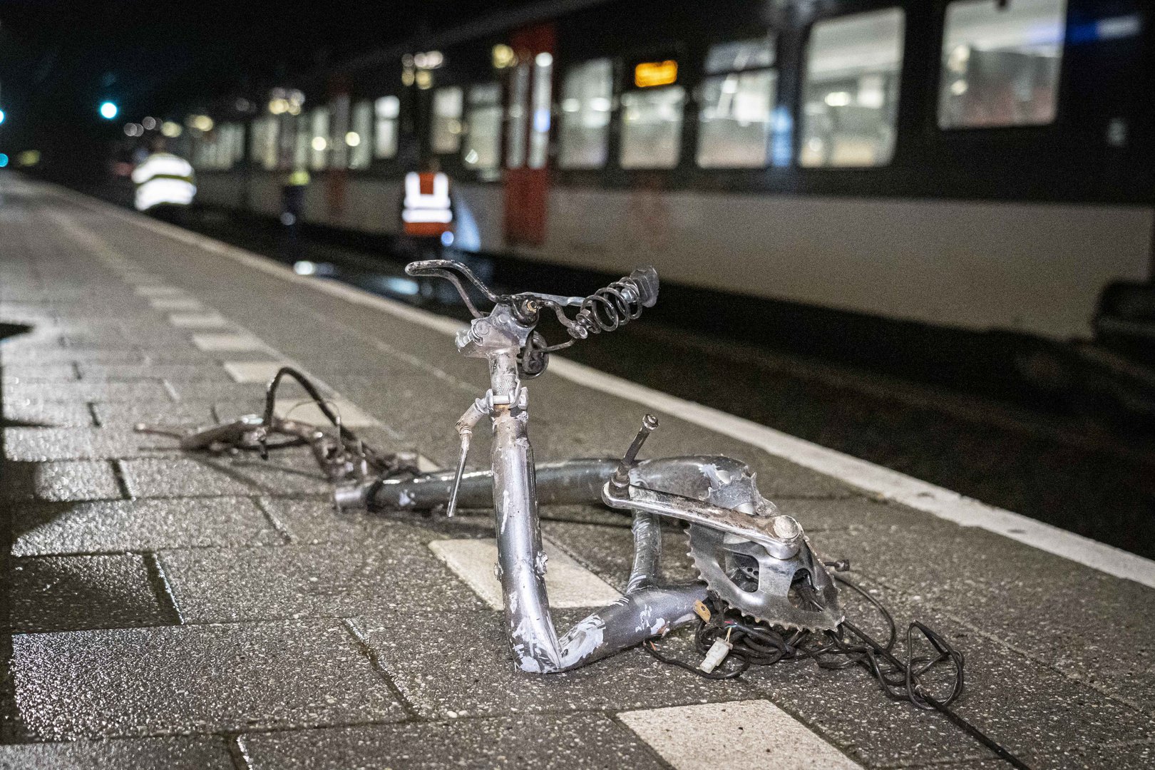 Fiets op het spoor gegooid Duiven; trein rijdt eroverheen