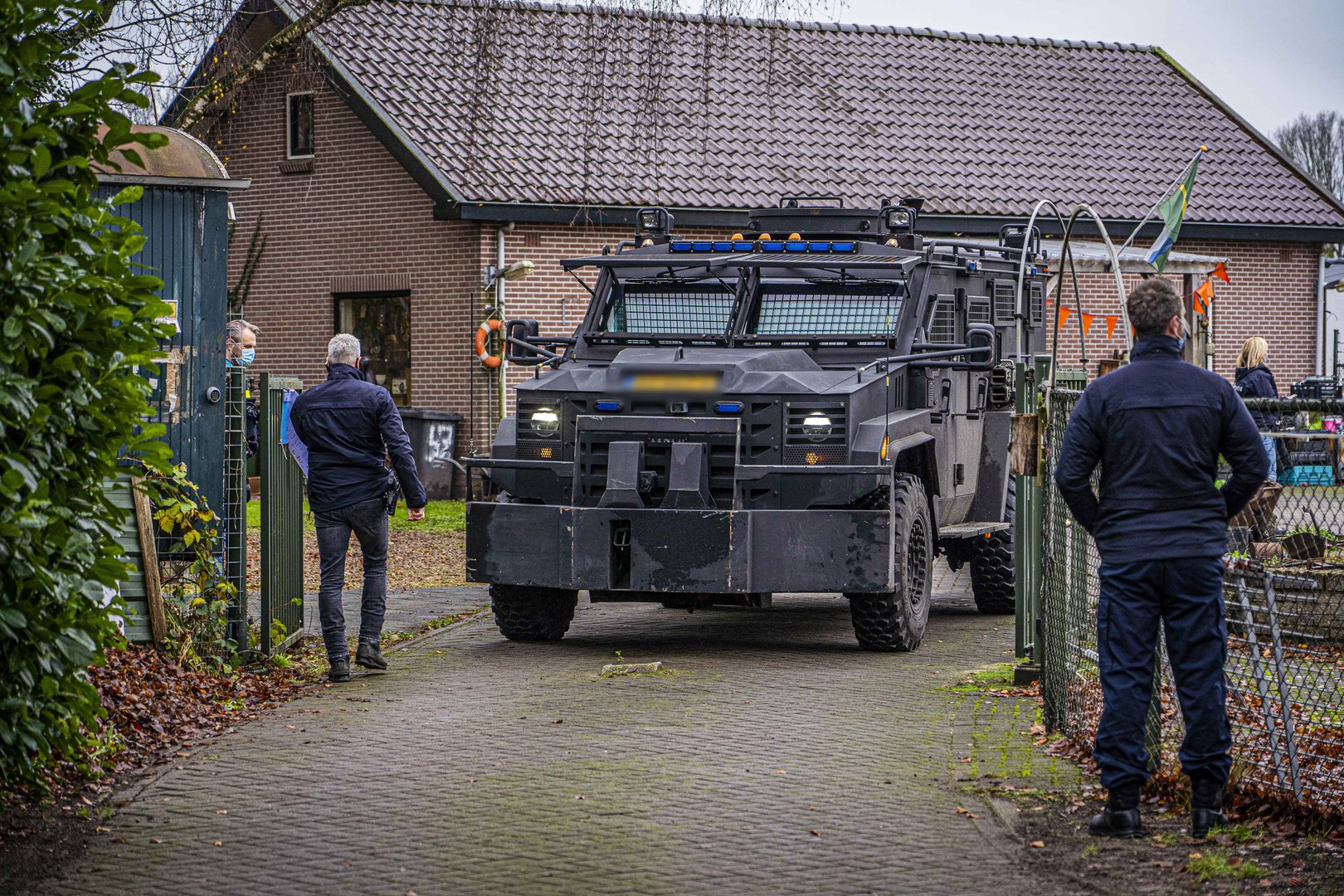 Grote inval in vermoedelijk drugslab: politie zet zwaar materieel in