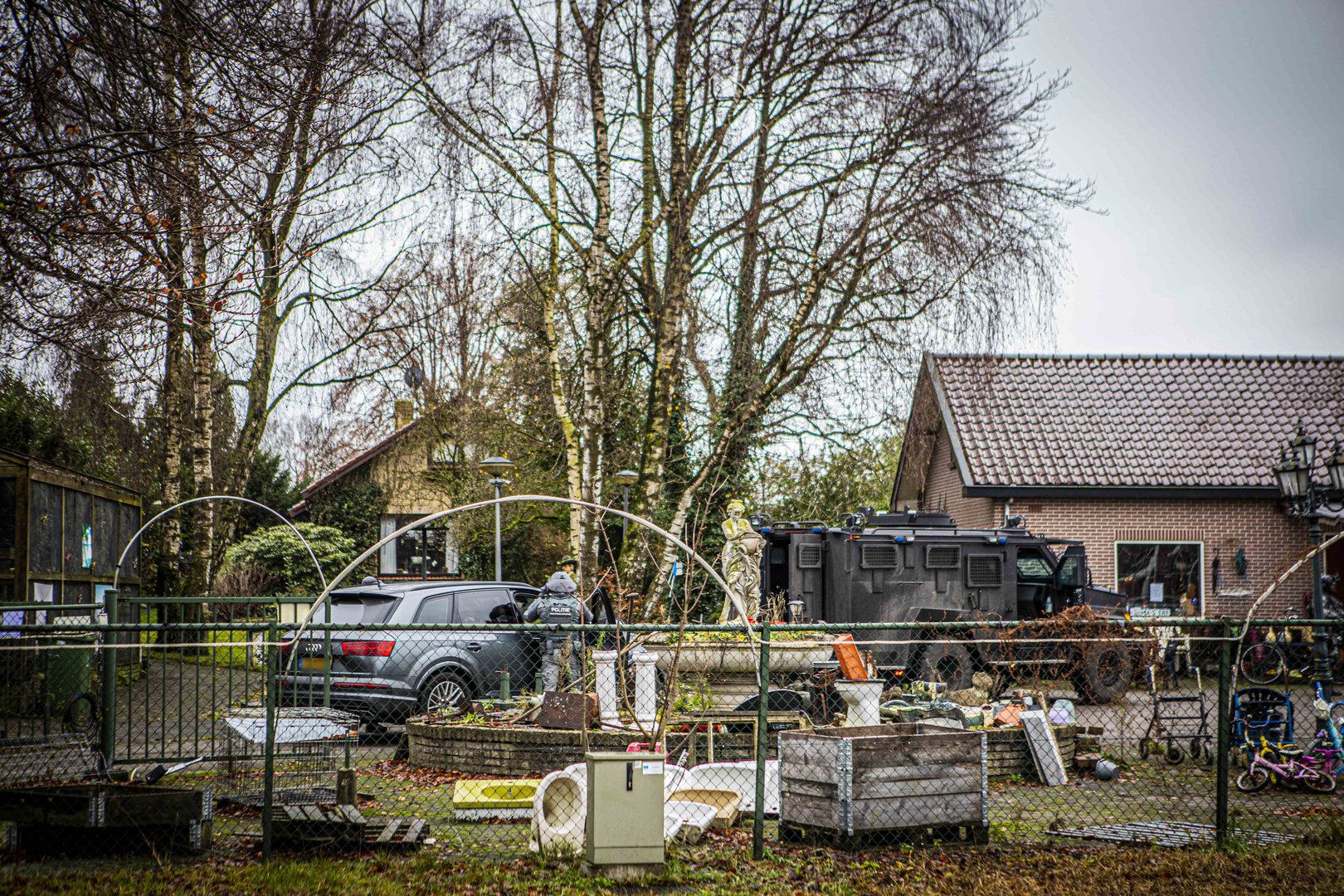 Amfetamine gevonden na inval door zwaarbewapende agenten met pantserwagens
