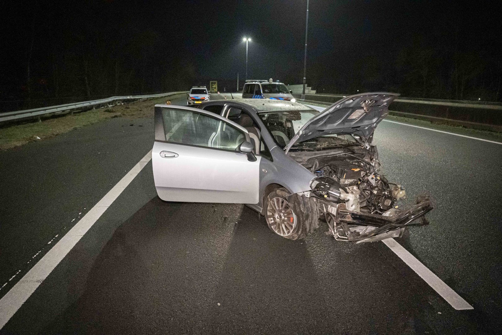 Dronken automobilist ontwijkt pijlwagen maar botst tegen vangrail