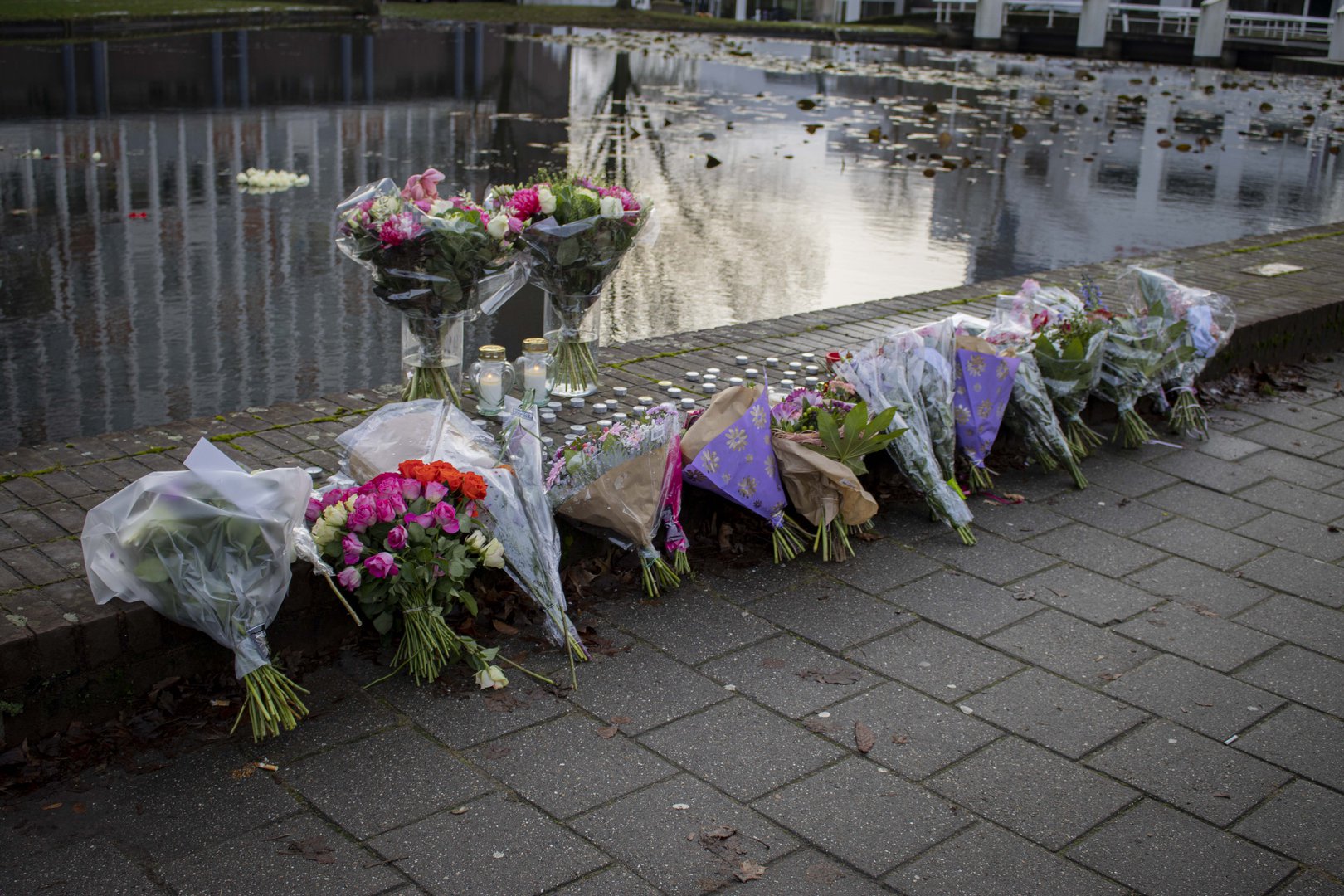 Bloemen en kaarsen voor vrouw die overleed na te water raken in Arnhem