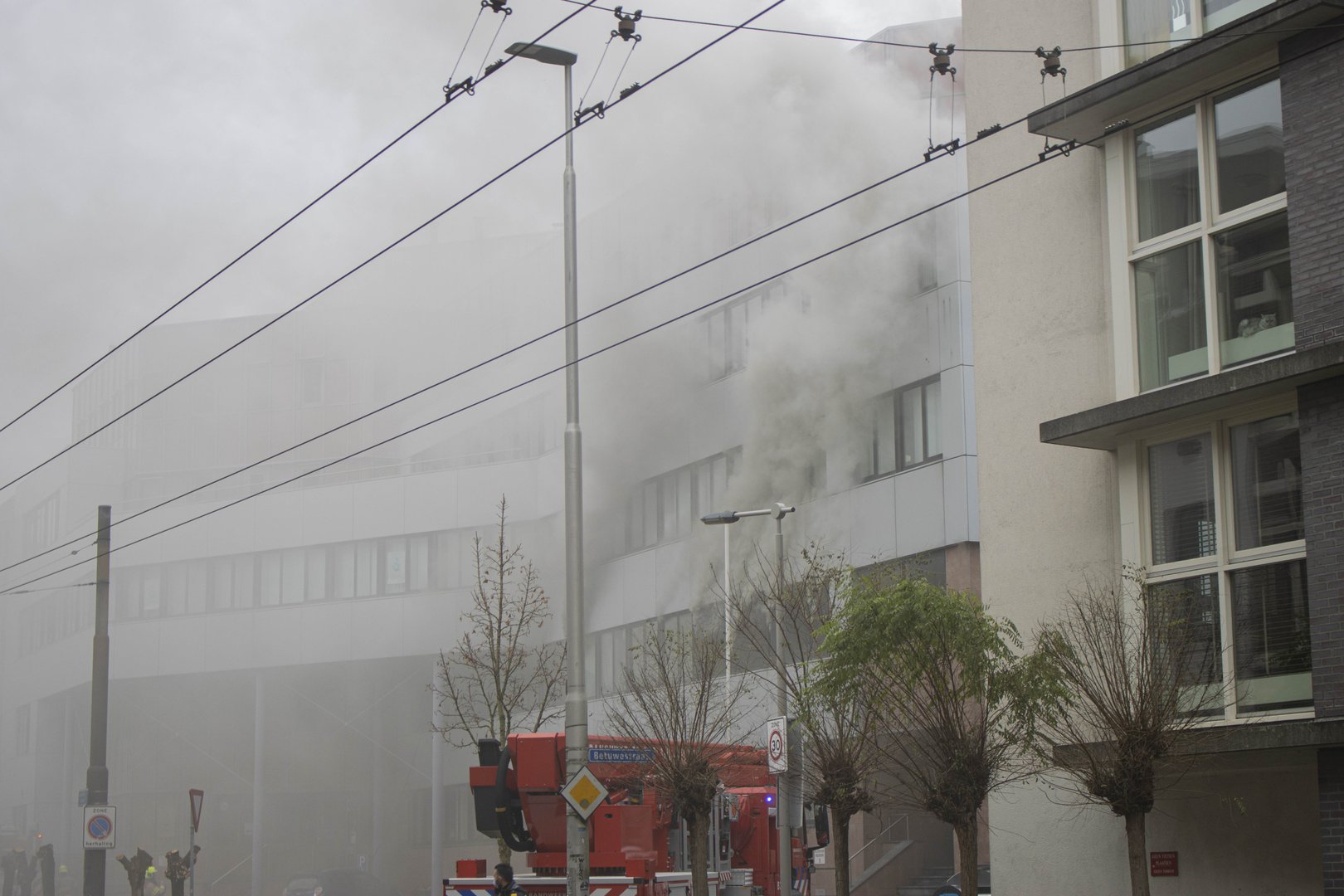 Gewonde bij flinke brand in voormalig Rijn IJssel college in Arnhem
