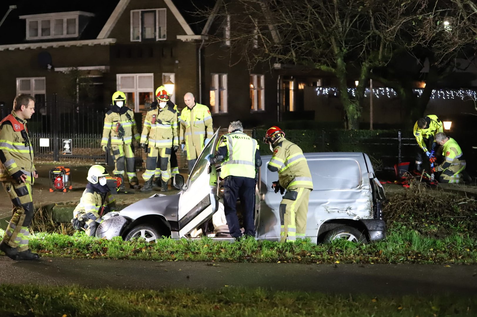 Busje raakt te water in Boven-Leeuwen: bestuurder met spoed naar ziekenhuis