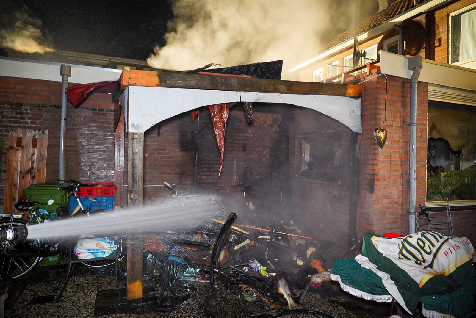Woning onbewoonbaar door flinke brand in Arnhem, overkapping verwoest
