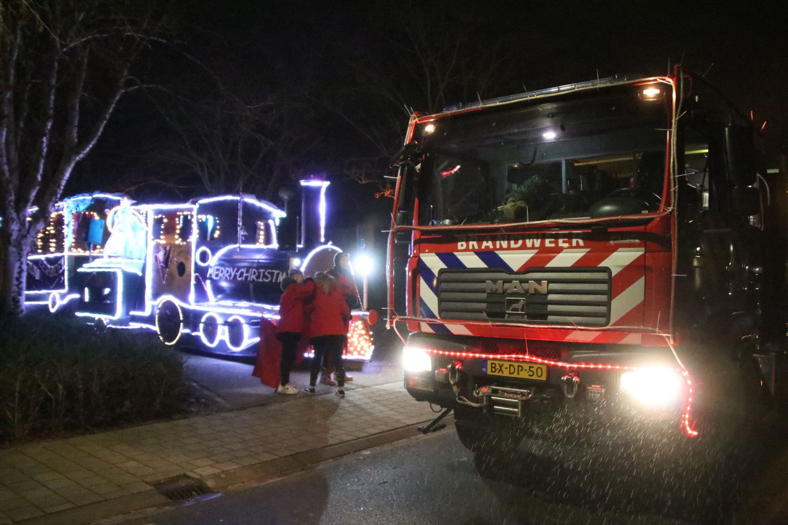 Brandweer brengt feestelijk kerstpakketten rond in Dieren