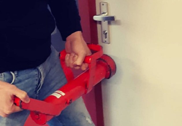 Politie stapt woning binnen: Dealer (26) al voor 46e keer aangehouden