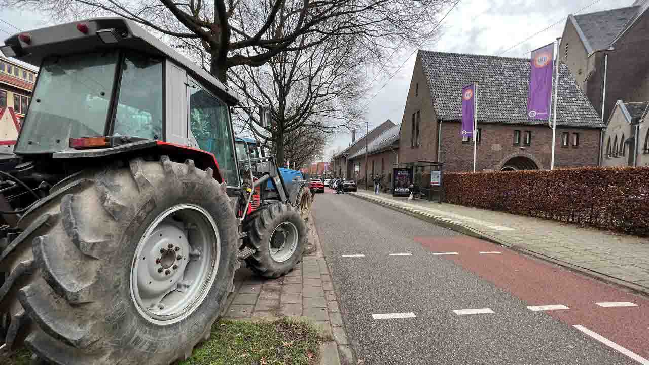 Boeren demonstreren bij gebouw Omroep Gelderland