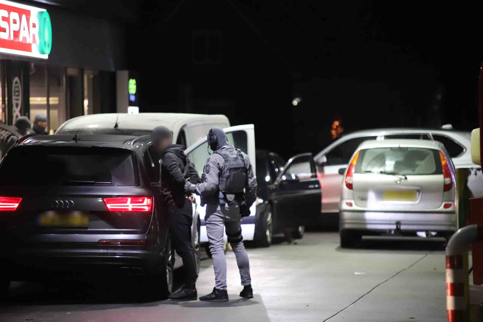 Man bij tankstation aangehouden door arrestatieteam