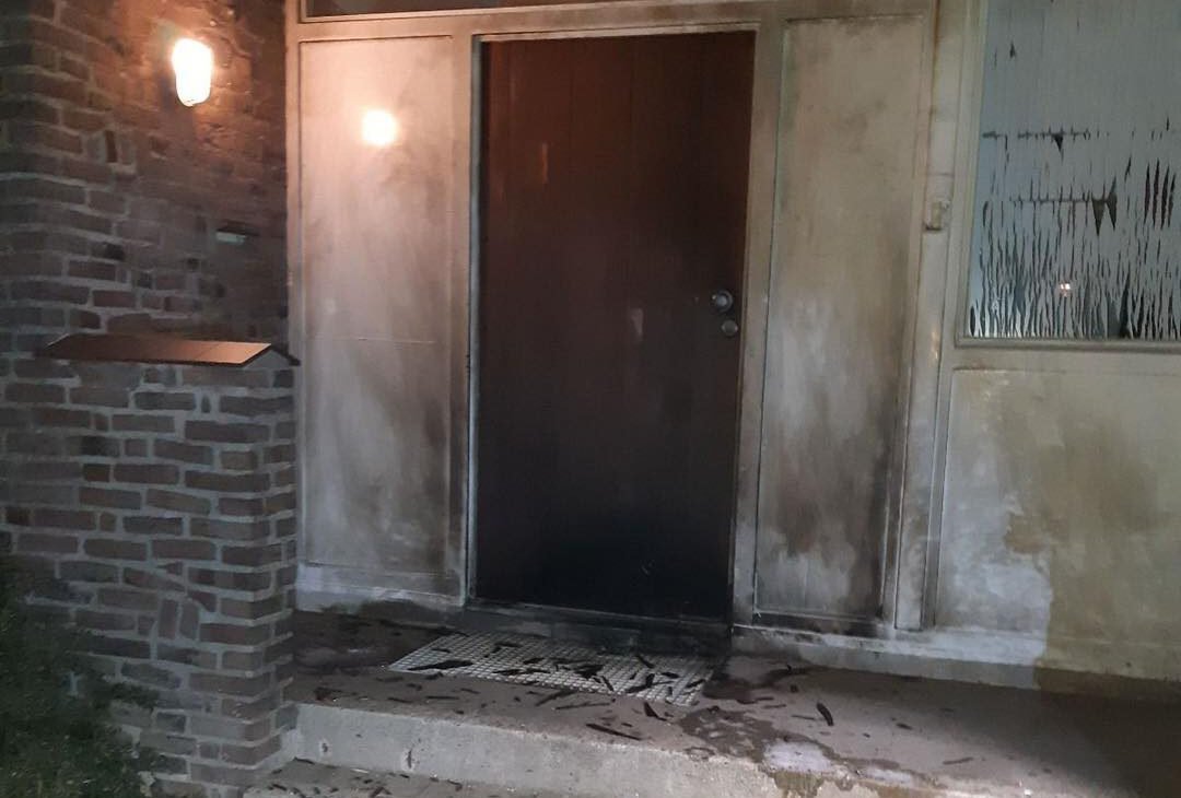 Brandbom gegooid tegen deur van kerk: ‘explosie gezien’