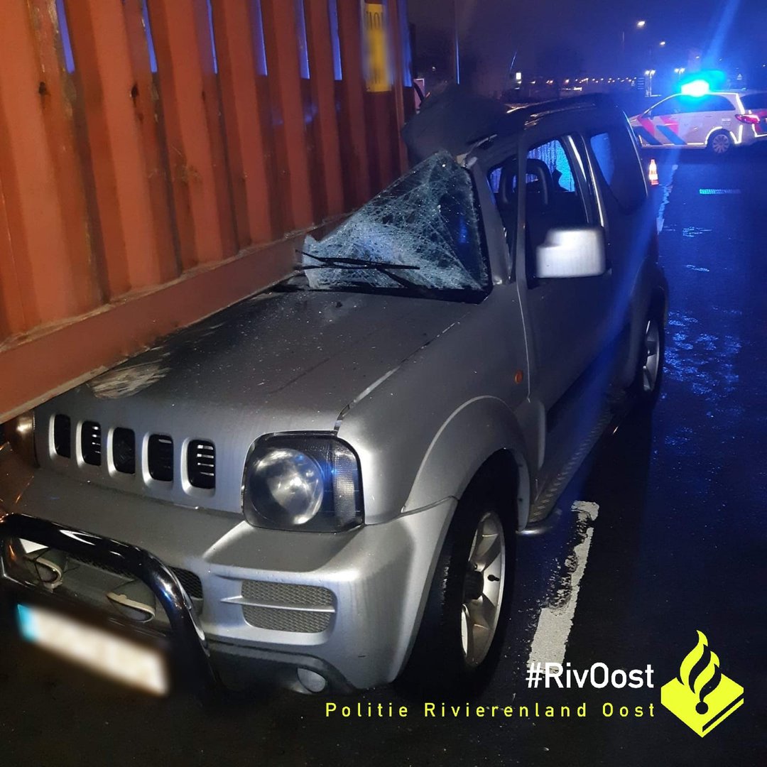 Auto rijdt tegen container vrachtwagen aan: ‘Ik heb engeltjes op mijn schouders gehad’