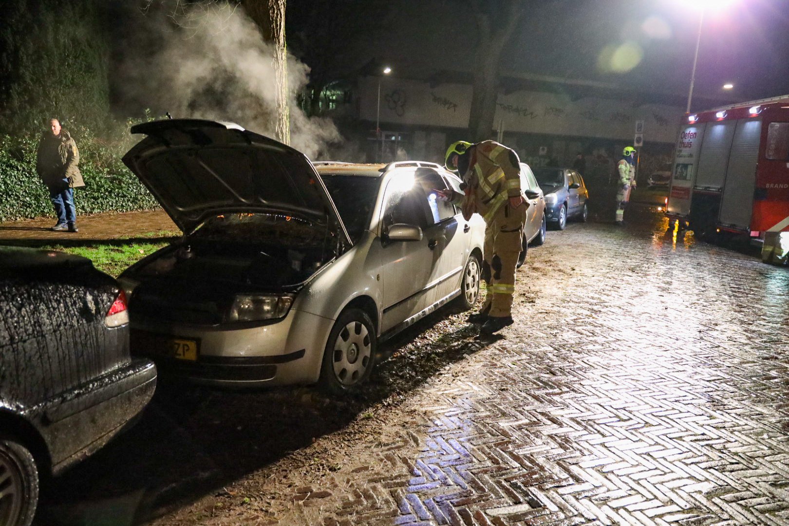 Auto in brand gestoken in Arnhem
