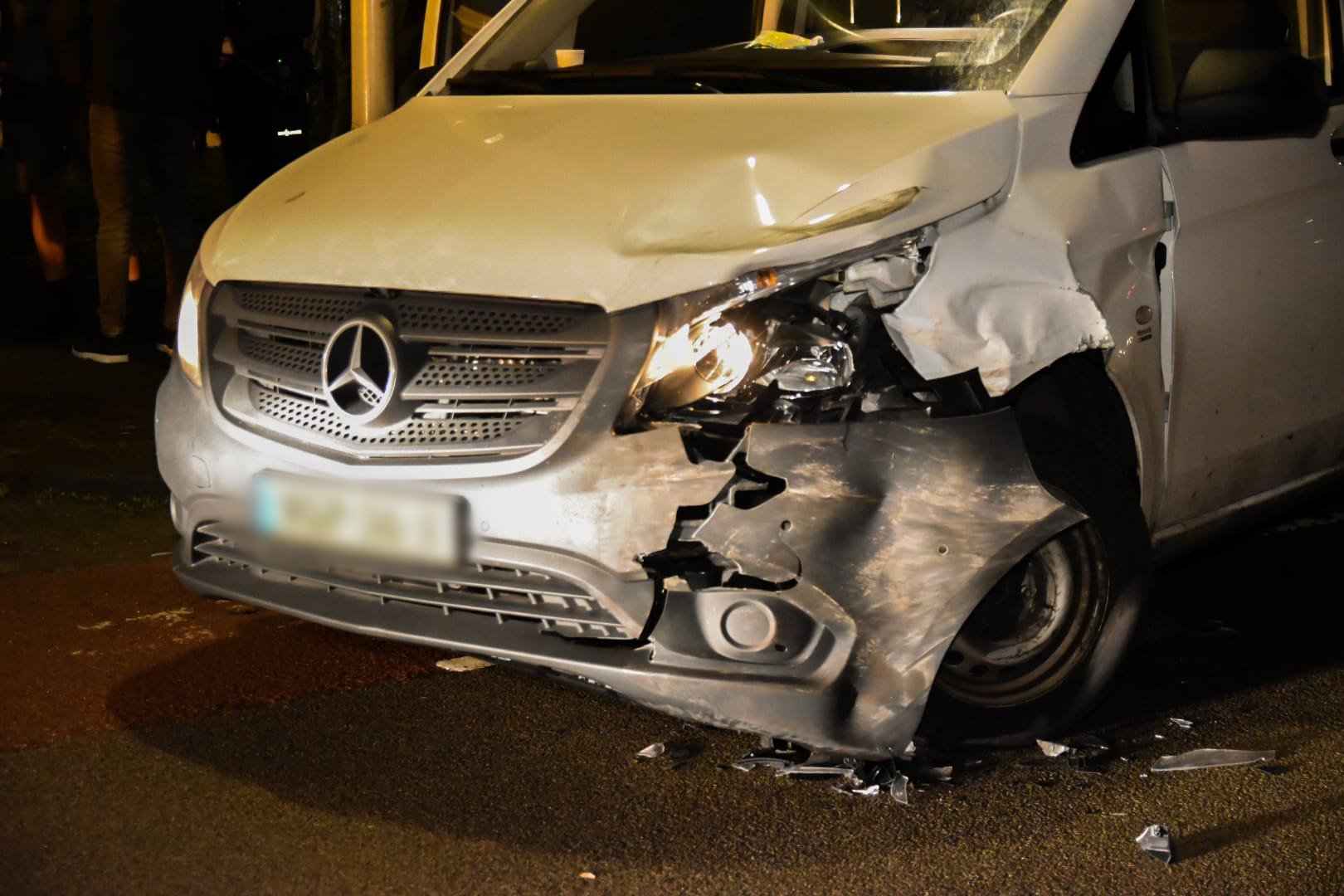 Automobilist rijdt bestelbus aan en vlucht direct weg