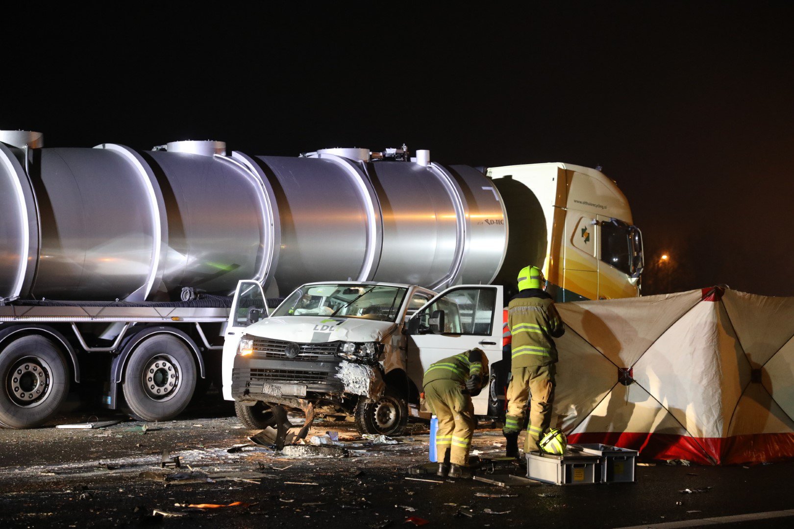 Snelweg A30 dicht door ernstig ongeval: Vrachtwagen rijdt in op file