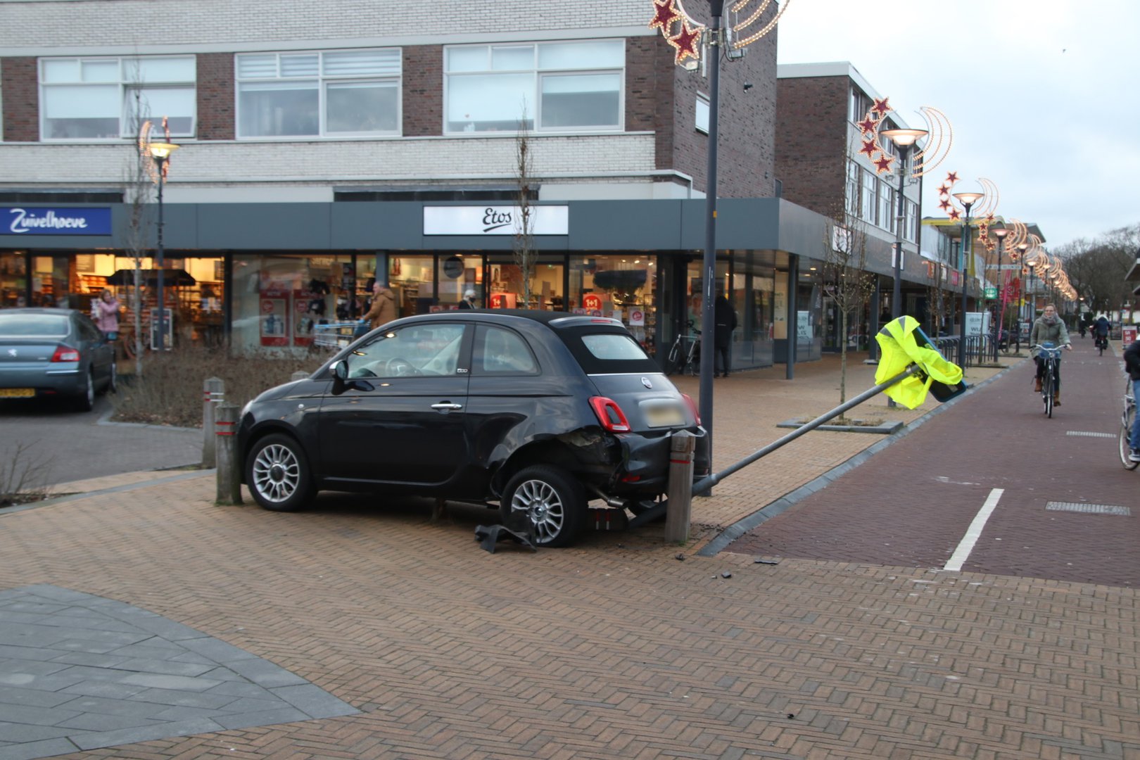 Auto klem tussen twee palen op parkeerplaats in Dieren