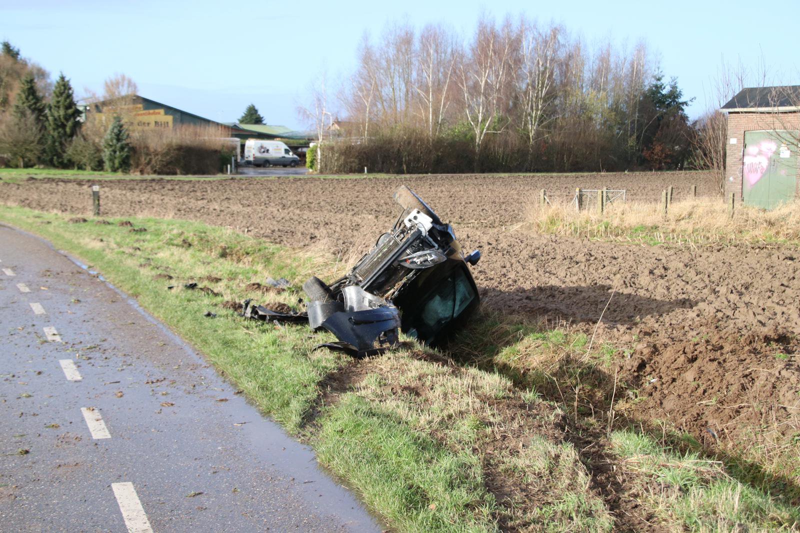 Auto belandt op de kop in de sloot door hagelbui in Brummen