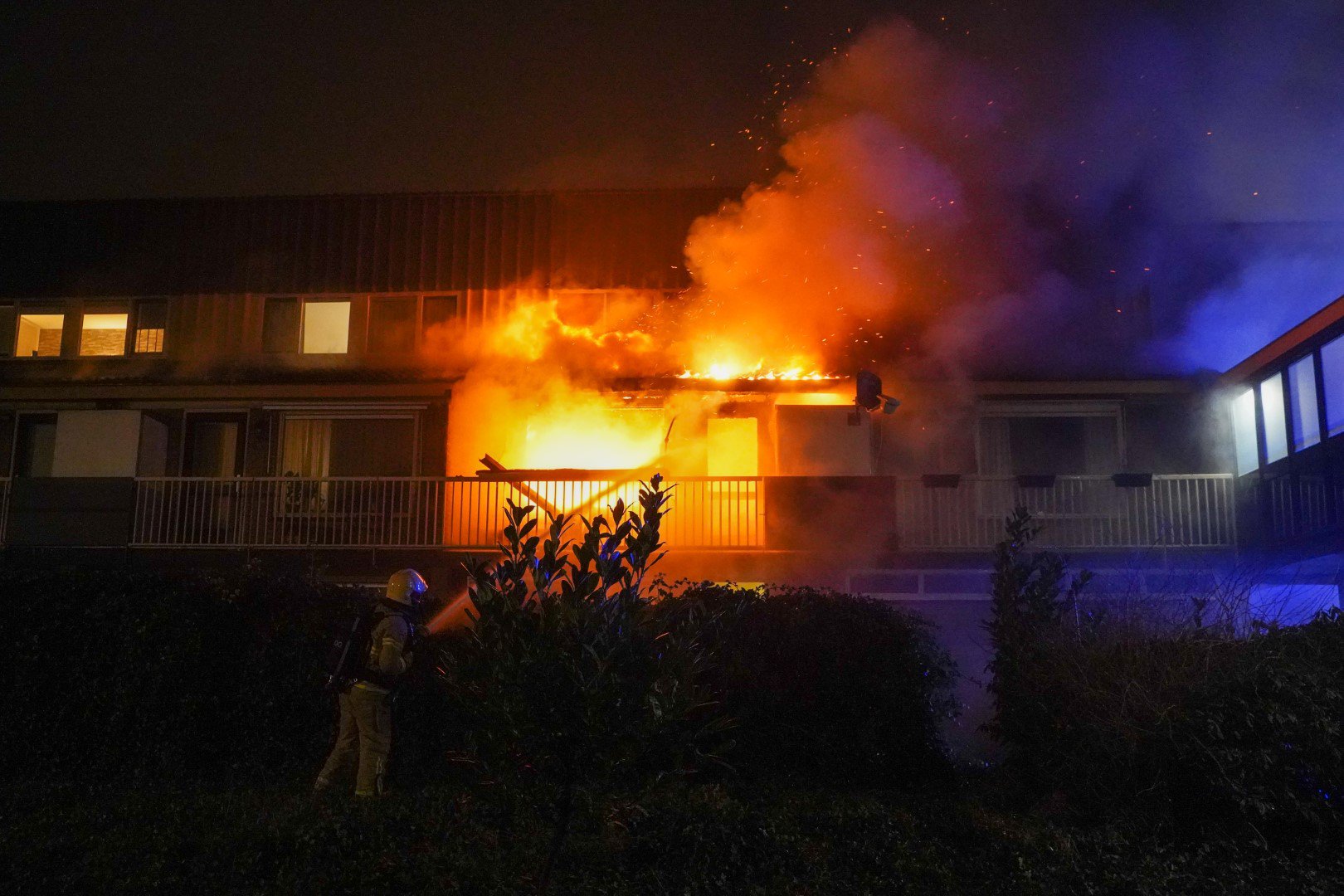 Dode bij felle uitslaande brand in woning: ook meerdere gewonden