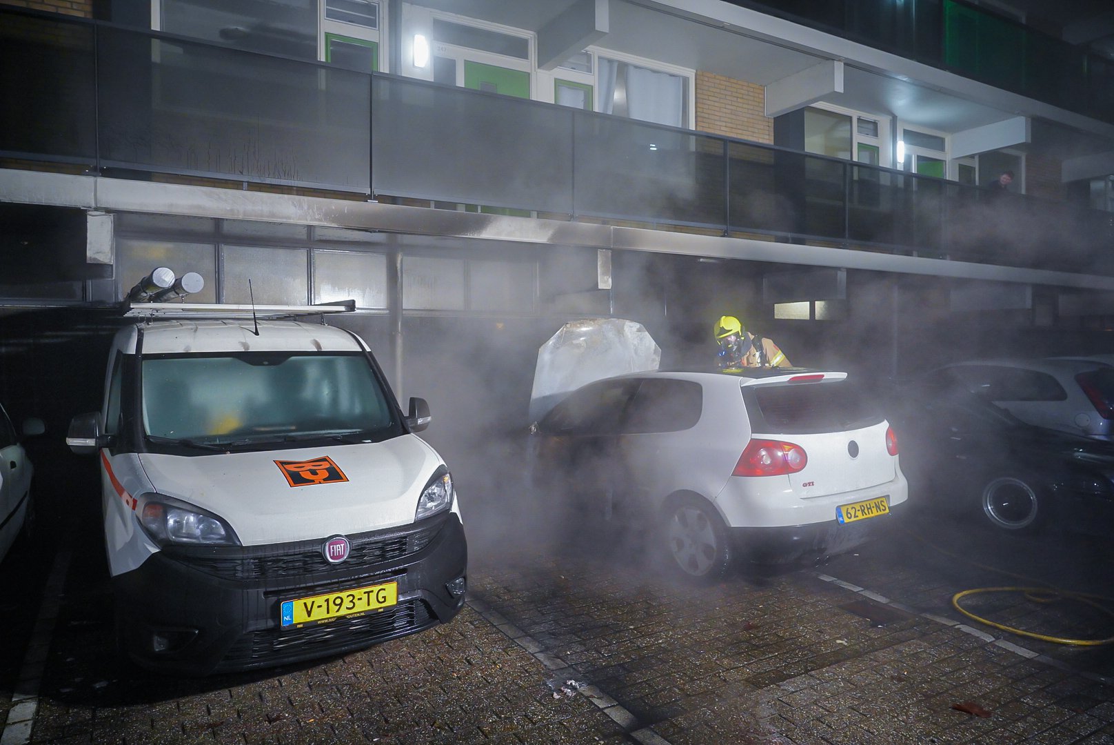 Autobrand onder flatgalerij Gelderseplein Arnhem