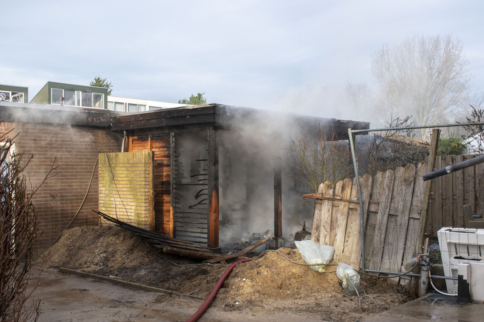Overkapping en carports in lichterlaaie op nieuwjaarsdag