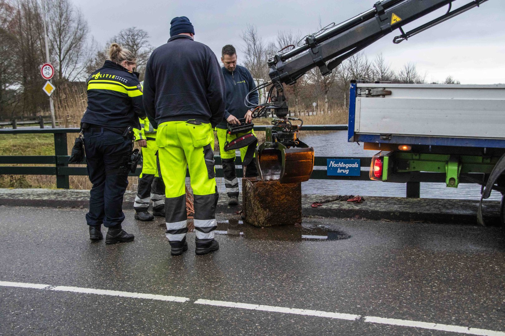 Politie vist kluis uit het water in Spankeren