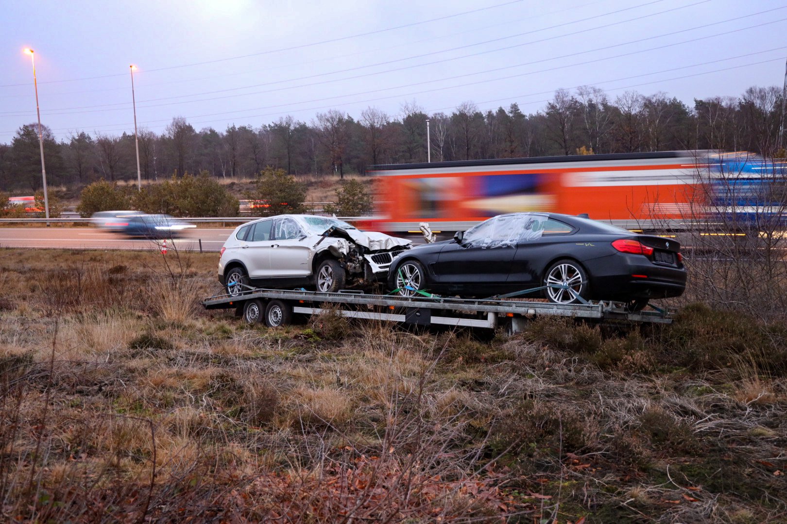 Auto verliest aanhanger met auto’s op A50