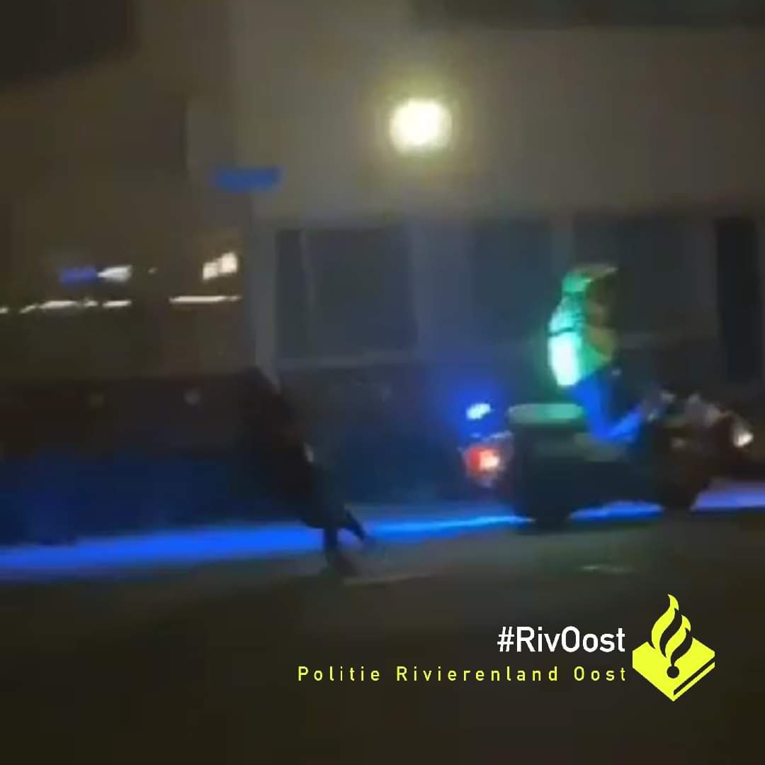 Video opgedoken van agent die van motor wordt getrapt