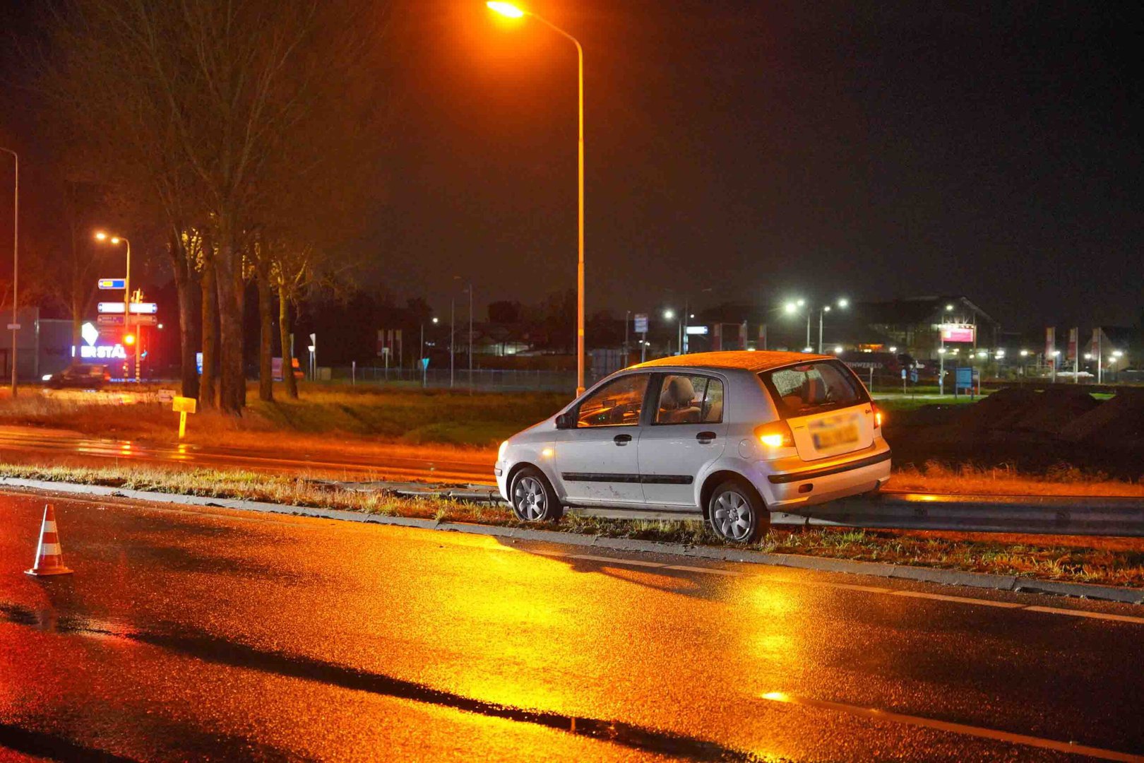 Auto belandt op midden geleider A326 in Wijchen
