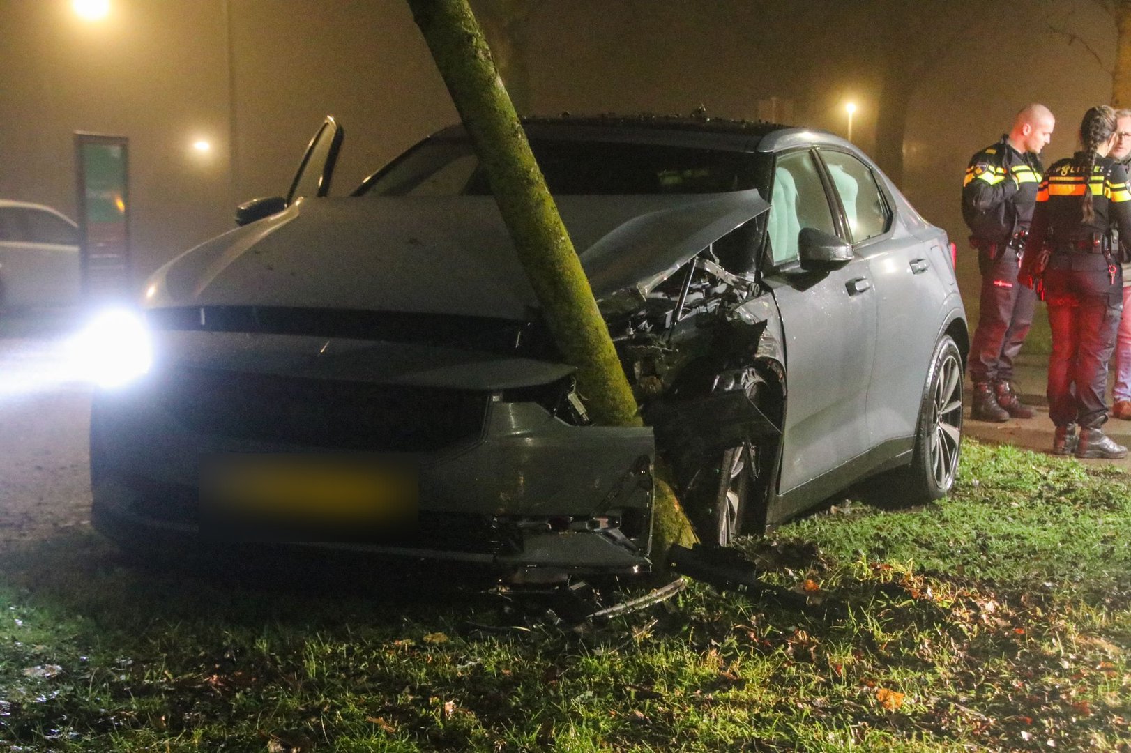Automobilist botst tegen boom in Arnhem-Zuid