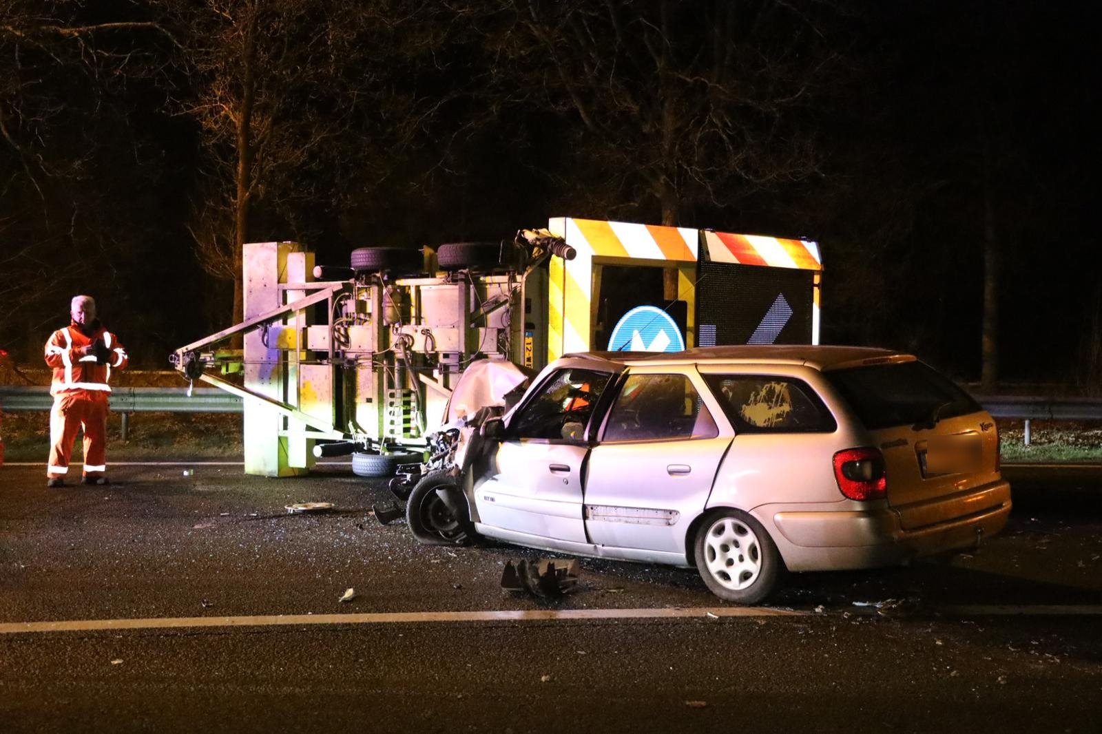 Automobilist botst frontaal op pijlwagen A50 Arnhem