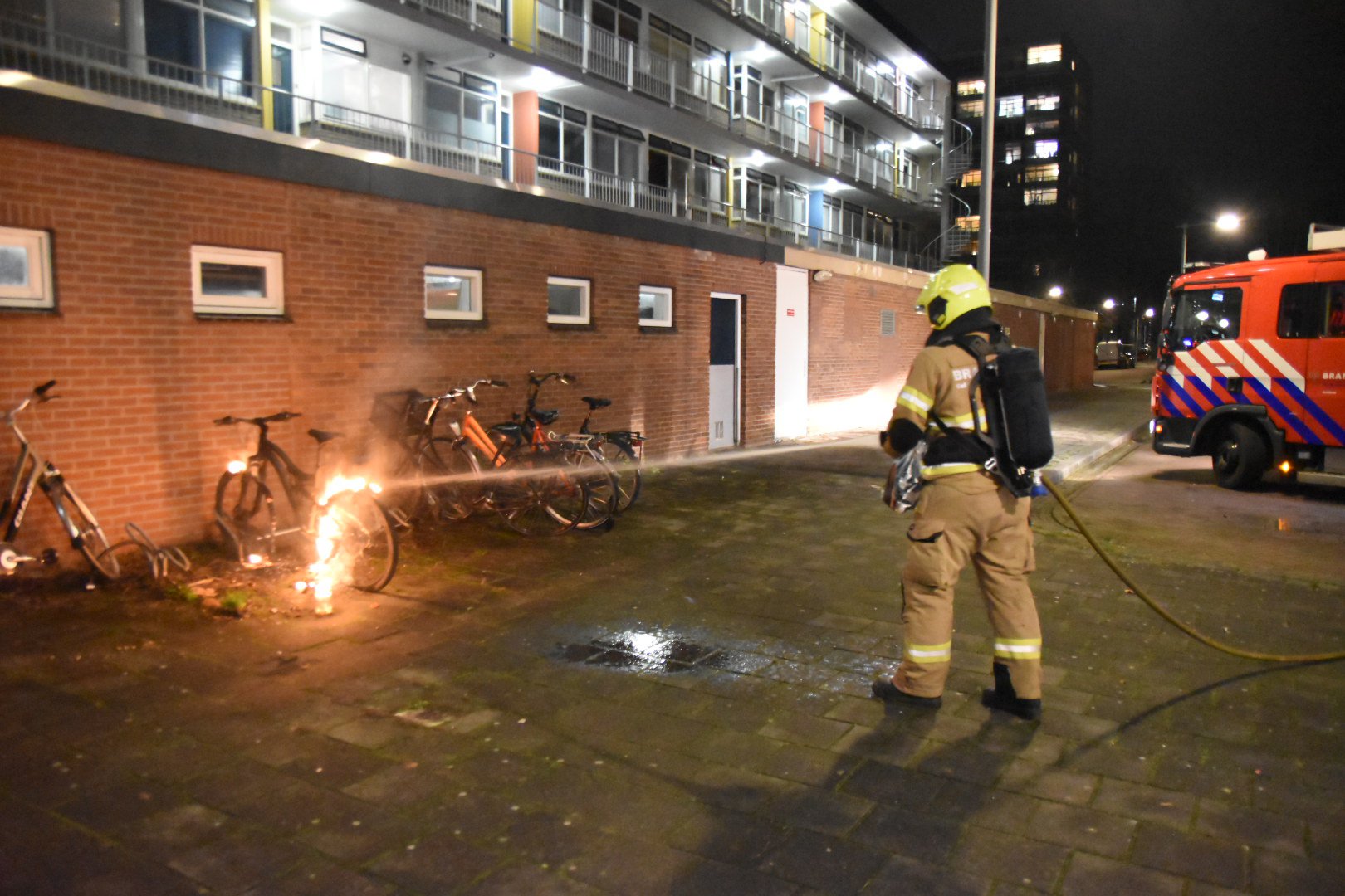 Fiets in brand gestoken tegen flat in Arnhem
