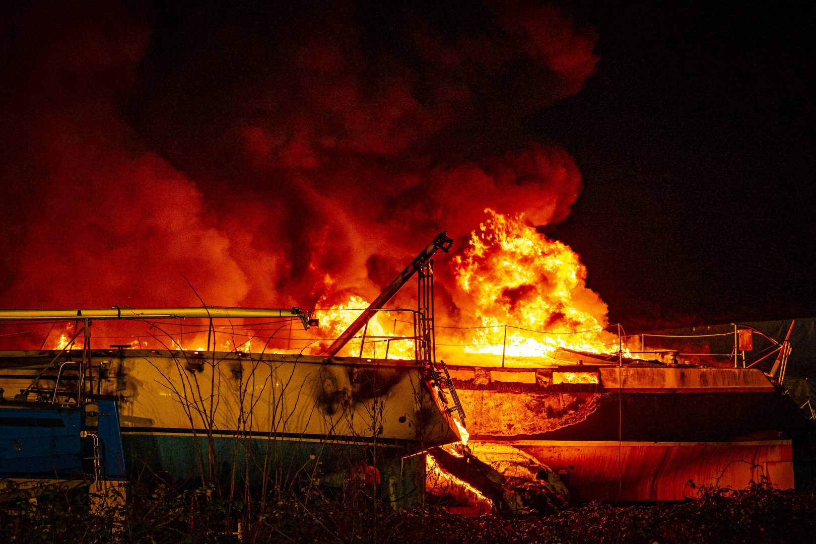 Grote brand bij jachtwerf in Arnhem verwoest meerdere jachten