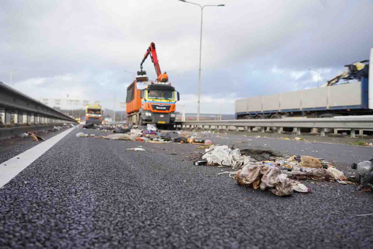 Containerwagen verliest lading op de A12 tussen Arnhem Duiven