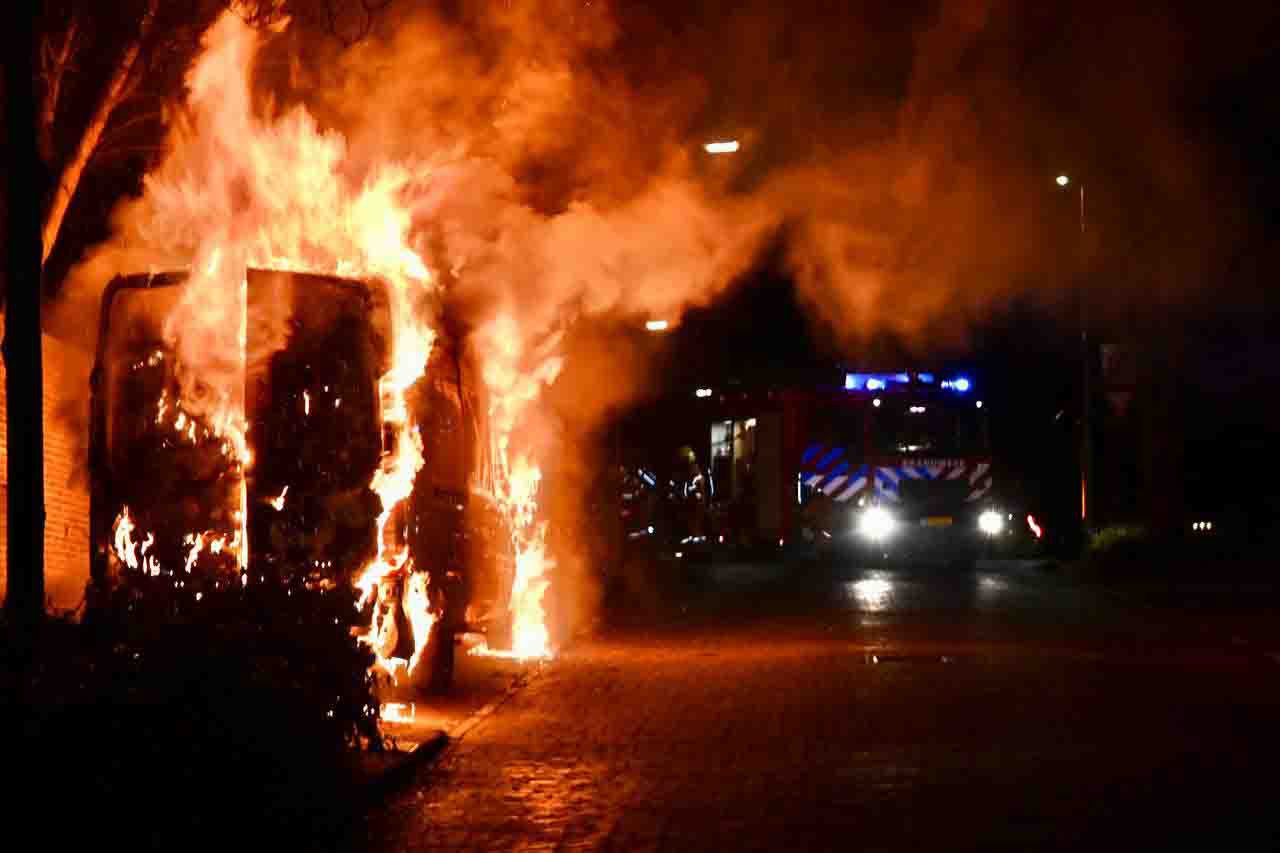 Bestelbus brandt volledig uit in Arnhem