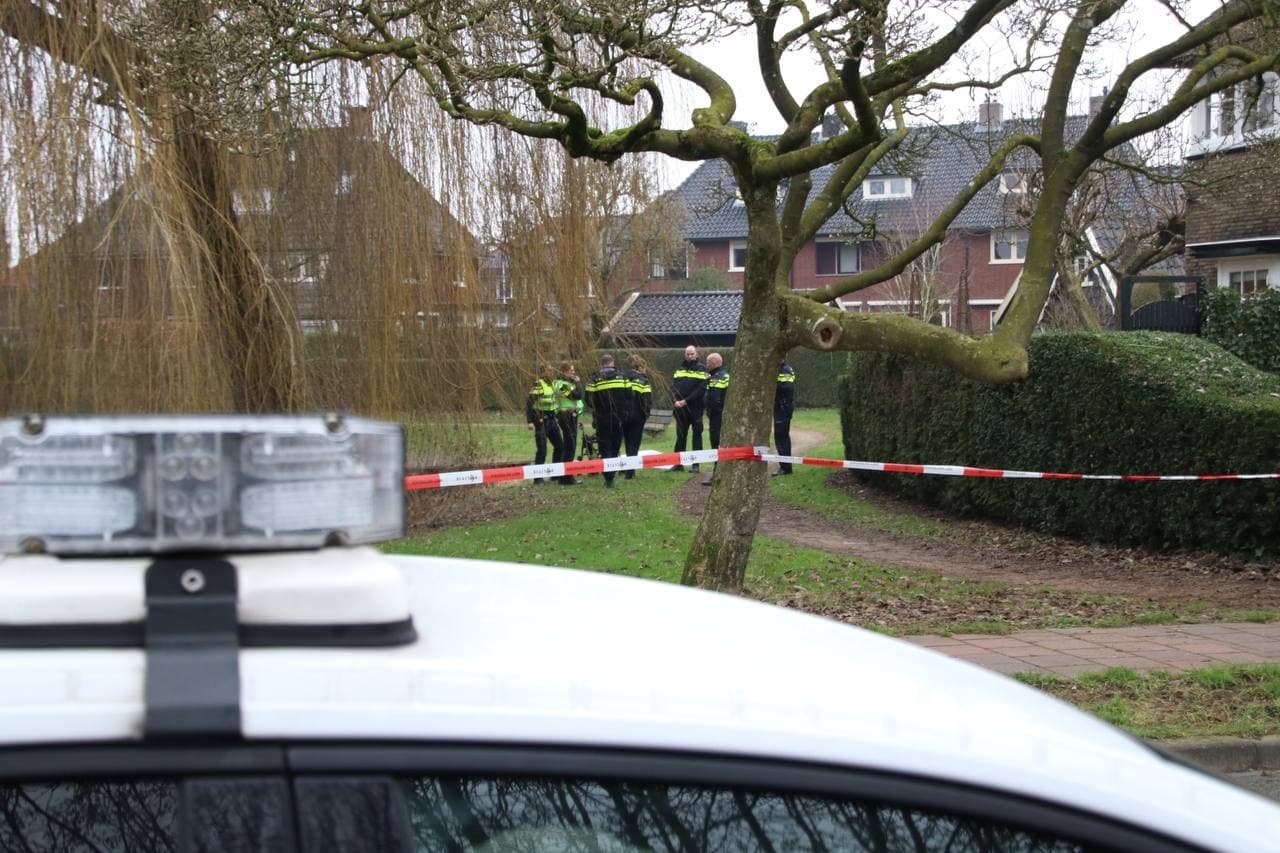 Persoon raakt te water in parkje en overlijdt