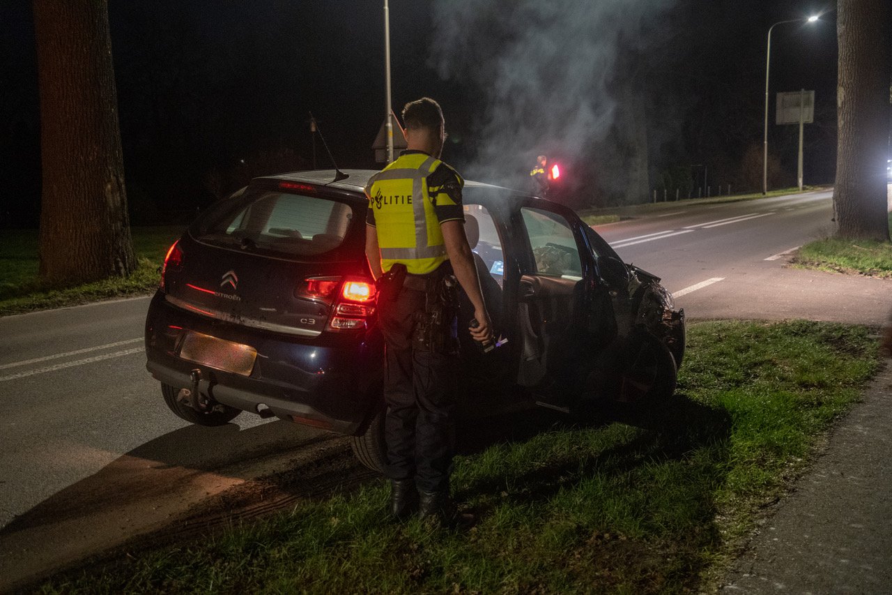 Bestuurster schampt boom bij eenzijdige aanrijding