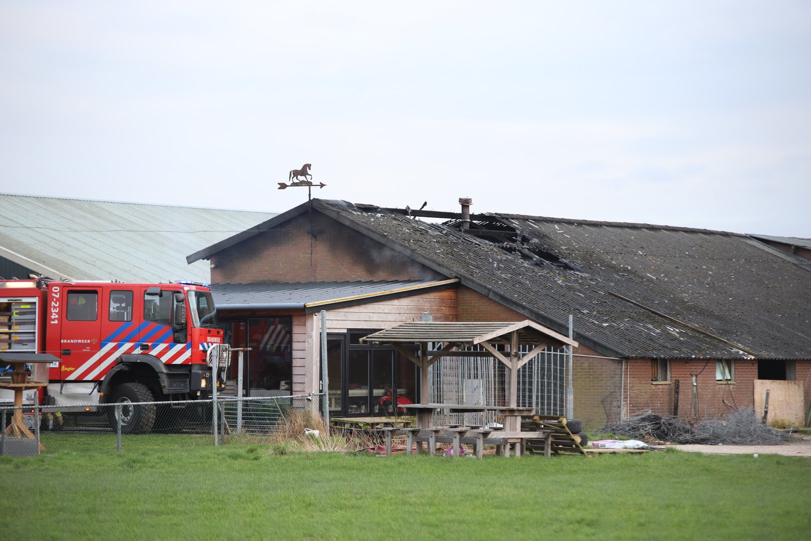 Forse schade door felle brand in loods van aspergekwekerij