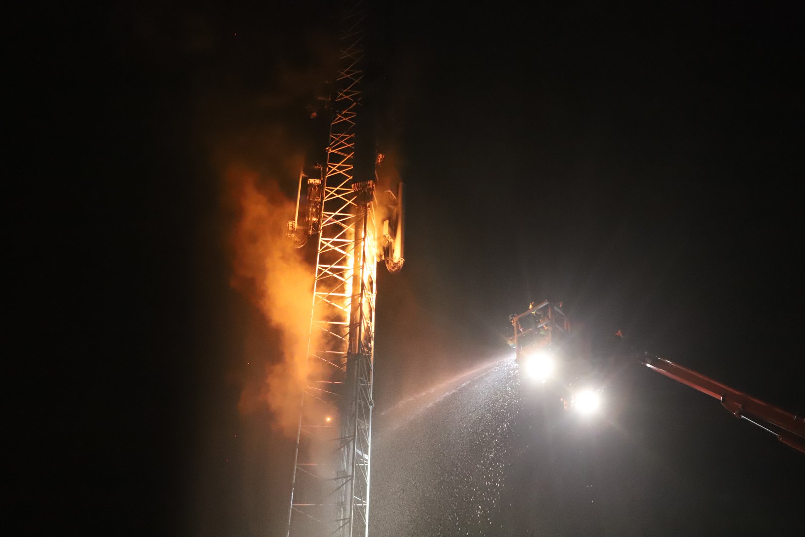 Zendmast in brand gestoken: omgeving afgezet door politie