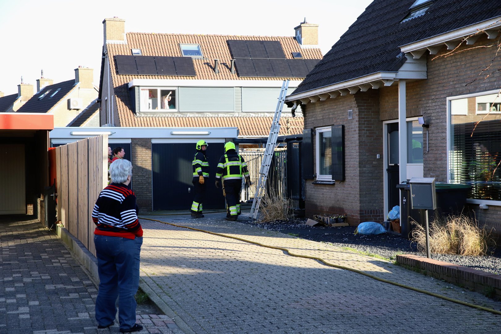 Brandweer blust brand bij woning in Geldermalsen