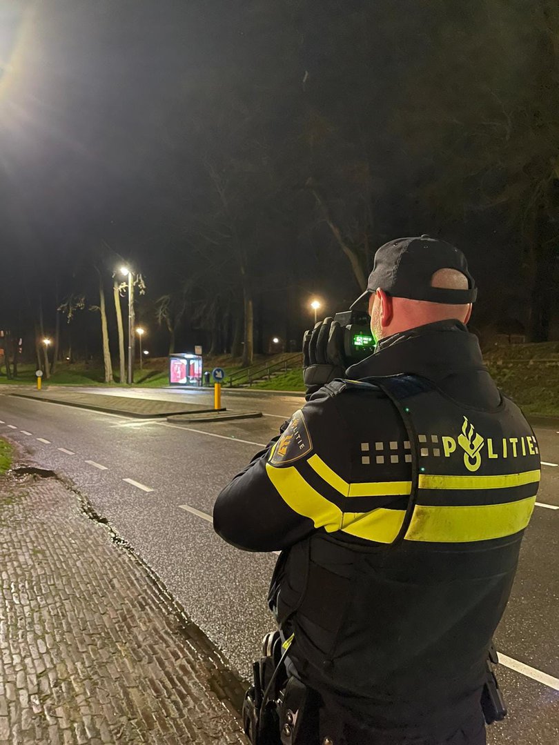 61 boetes uitgedeeld bij controle: beginnende bestuurder rijbewijs kwijt