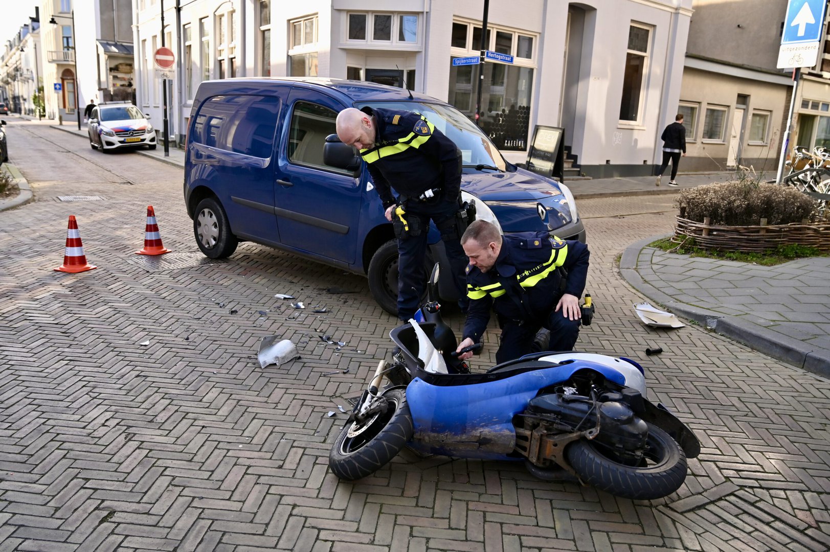 Scooterrijder gewond na ongeval in Arnhem, politie doet onderzoek