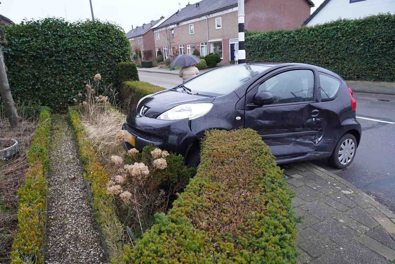 Auto belandt gedeeltelijk in tuin na ongeval in Rheden