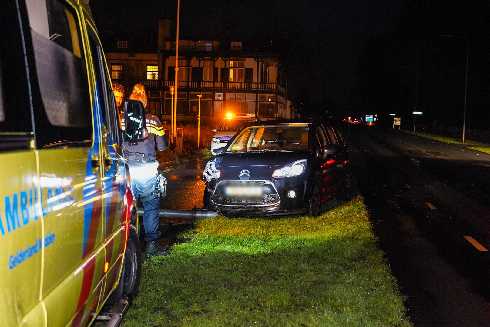 Omstanders helpen oudere dame na ongeval in Rheden