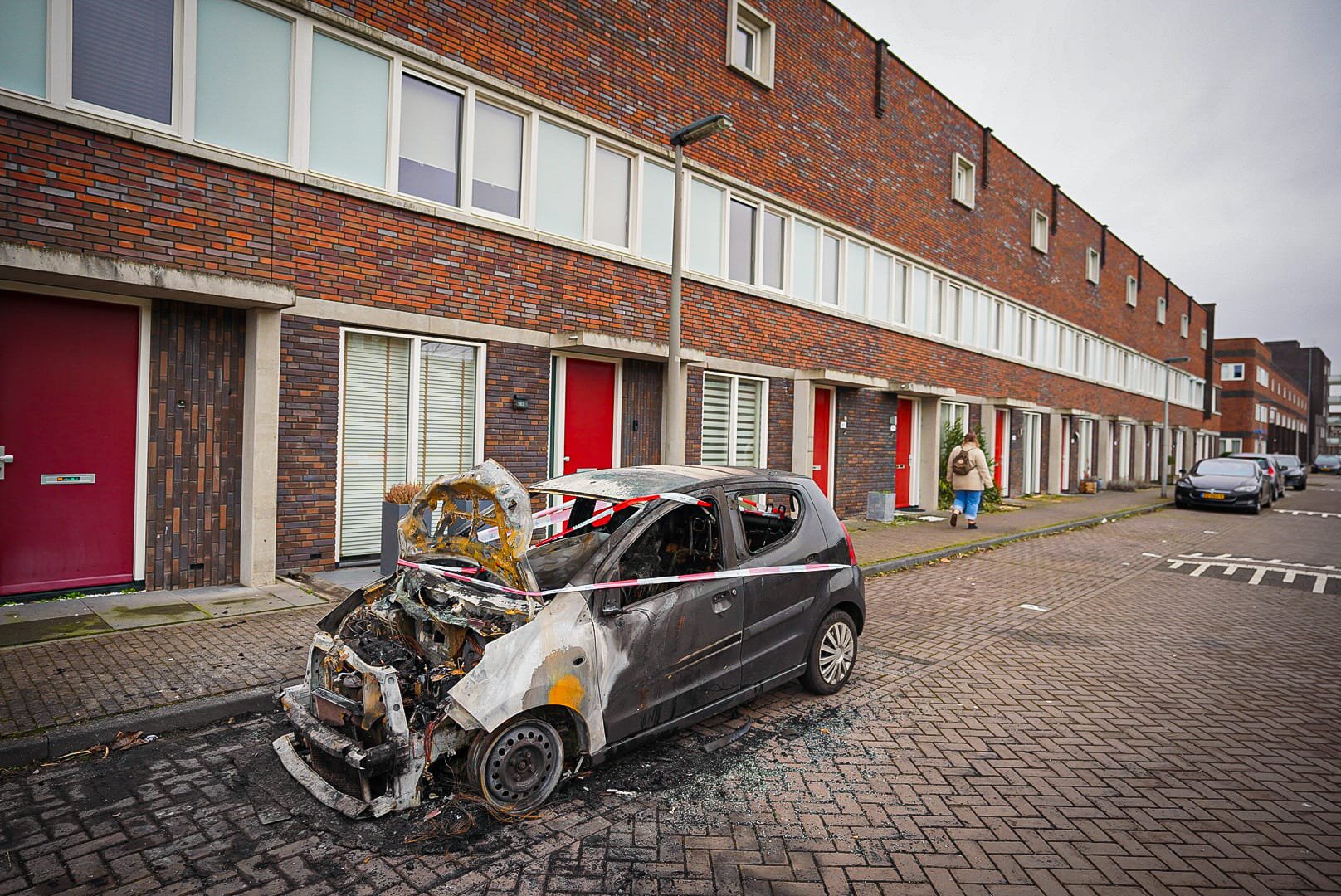 Auto volledig uitgebrand in Arnhem