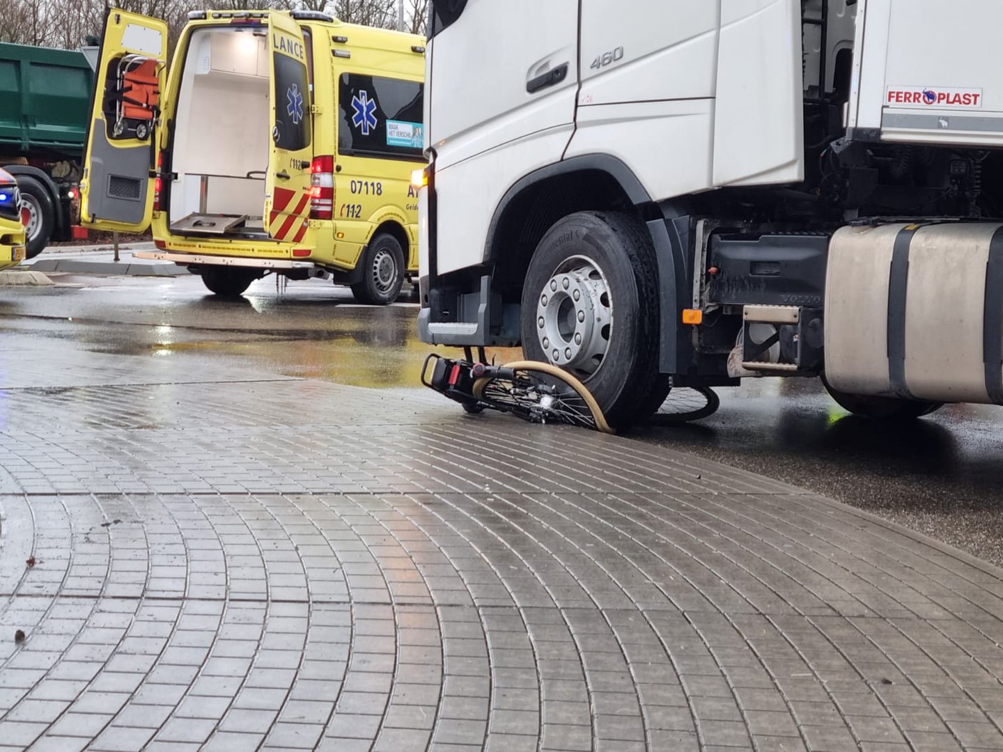 UPDATE: Fietser zwaargewond bij aanrijding op rotonde Babberich