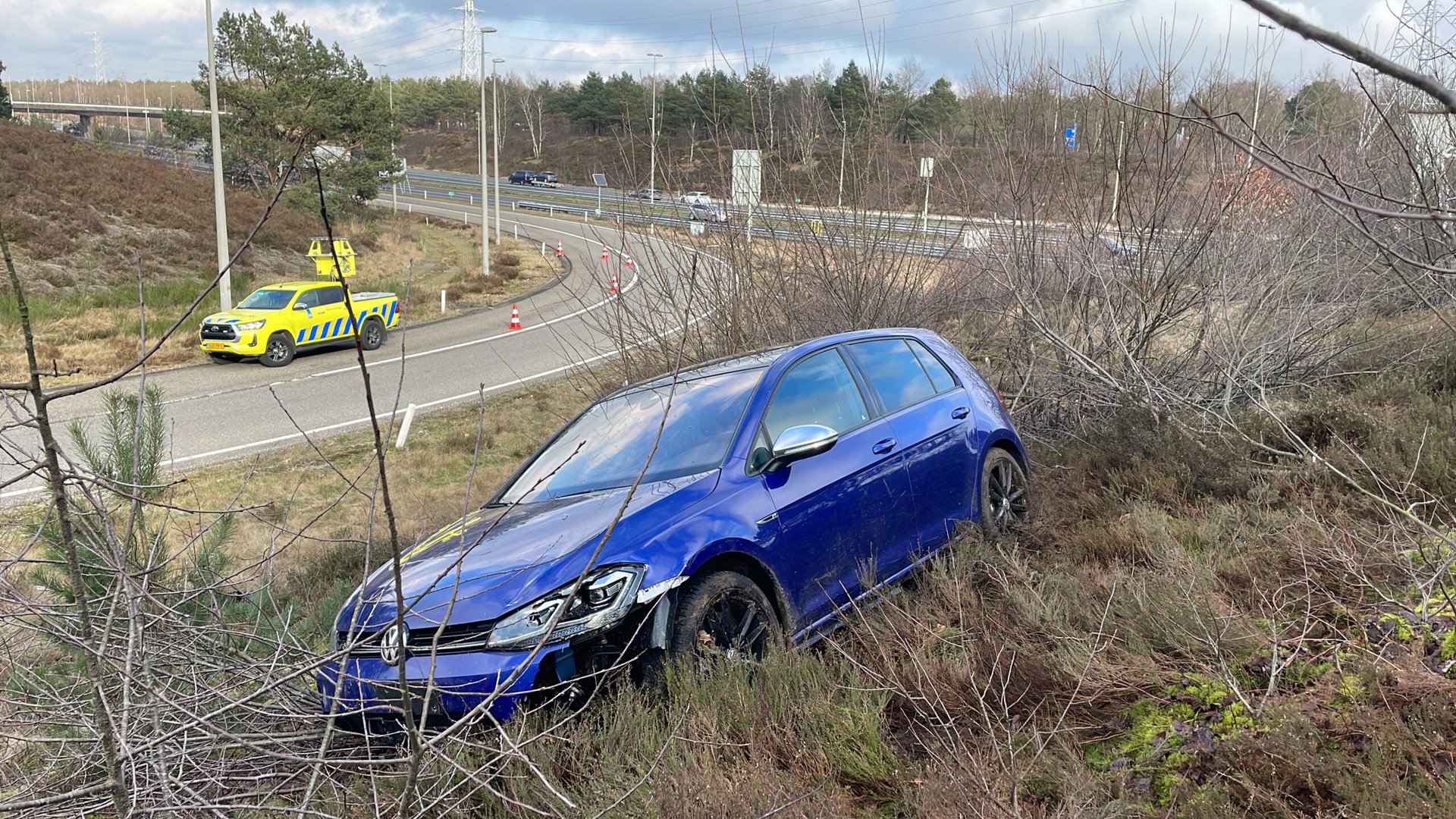 Auto vliegt uit de bocht bij afrit A50, weg tijdelijk dicht