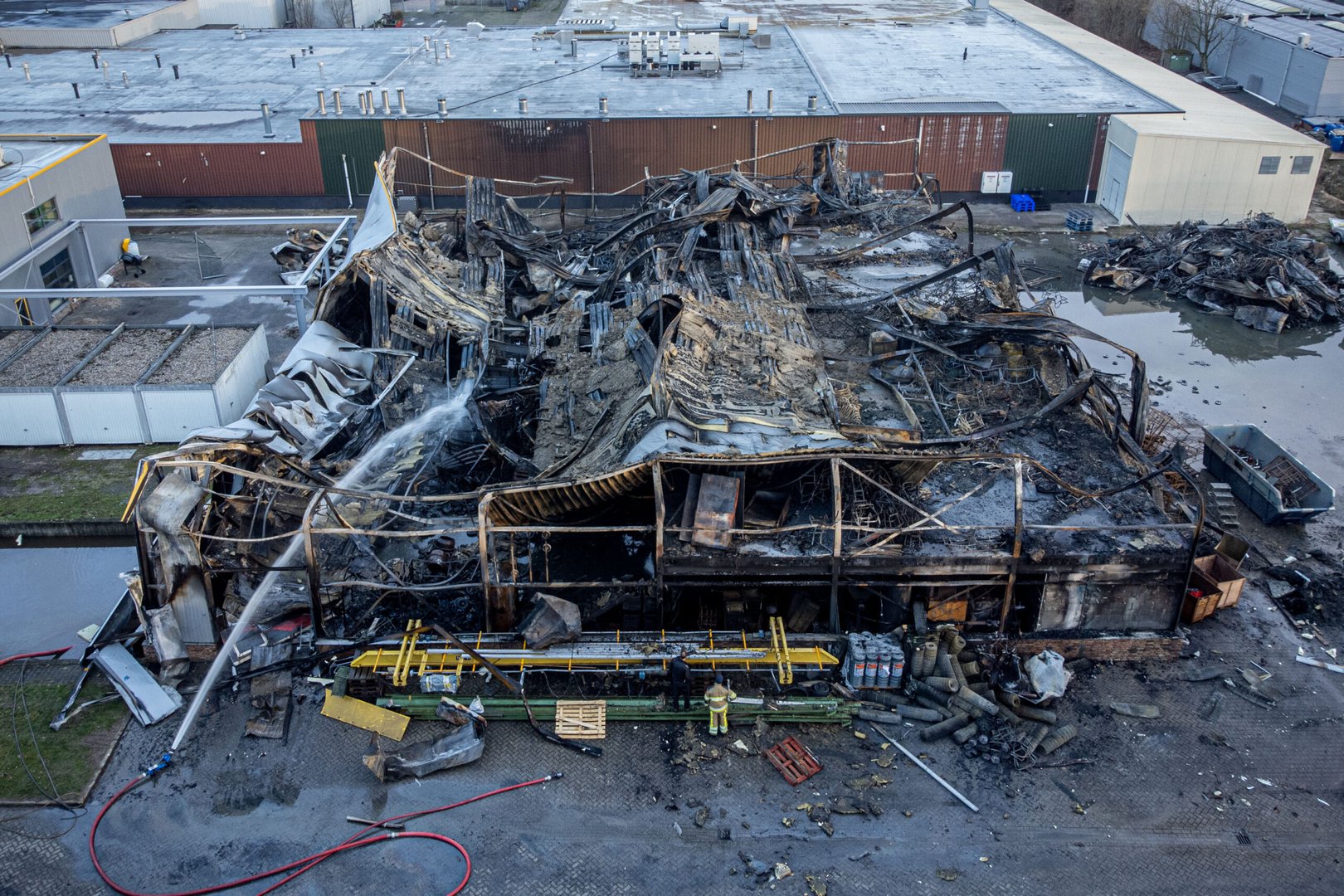 Grote ravage pas bij daglicht zichtbaar na grote brand in Ochten