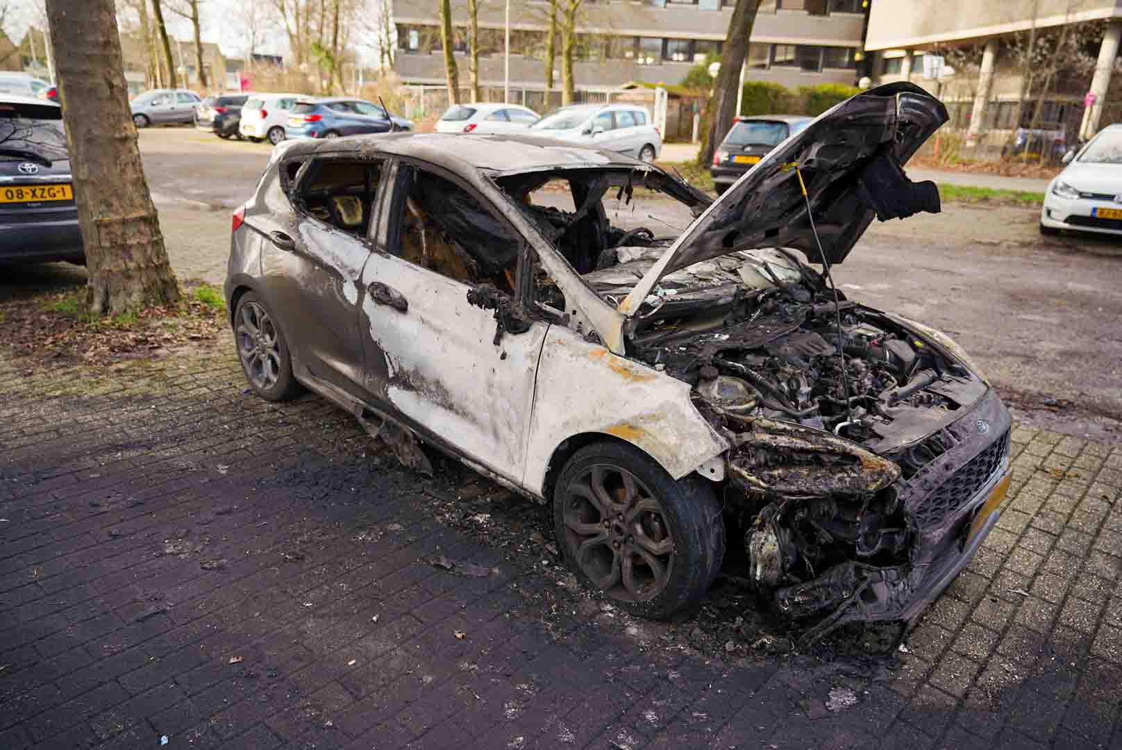 Auto en camper branden uit in Arnhem