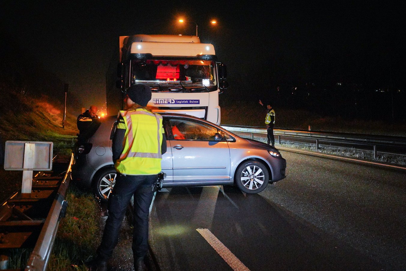 Auto overdwars voor vrachtwagen op Pleijroute Arnhem